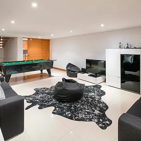 ヴィラ Sleeps 8 Pool Air Con T607958 *